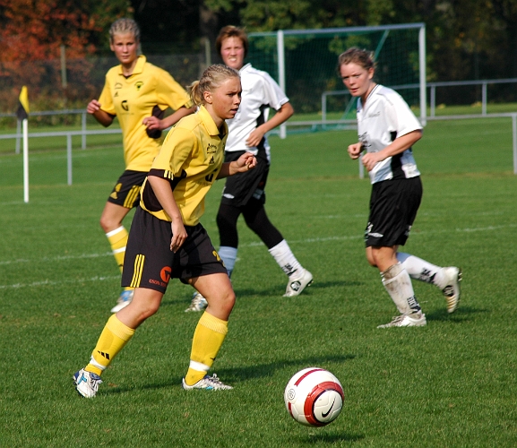 2005_0925_17.jpg - En boll som Södras nr.23 Klara Jebsen jobbar till sig